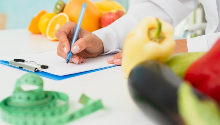Diferença entre nutrólogo e nutricionista: qual profissional você deve procurar?