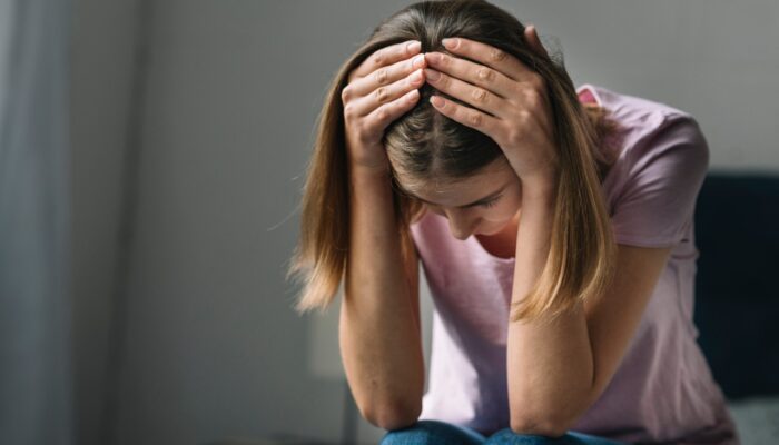 Mulheres sentem mais dor de cabeça? Entenda as causas e como cuidar
